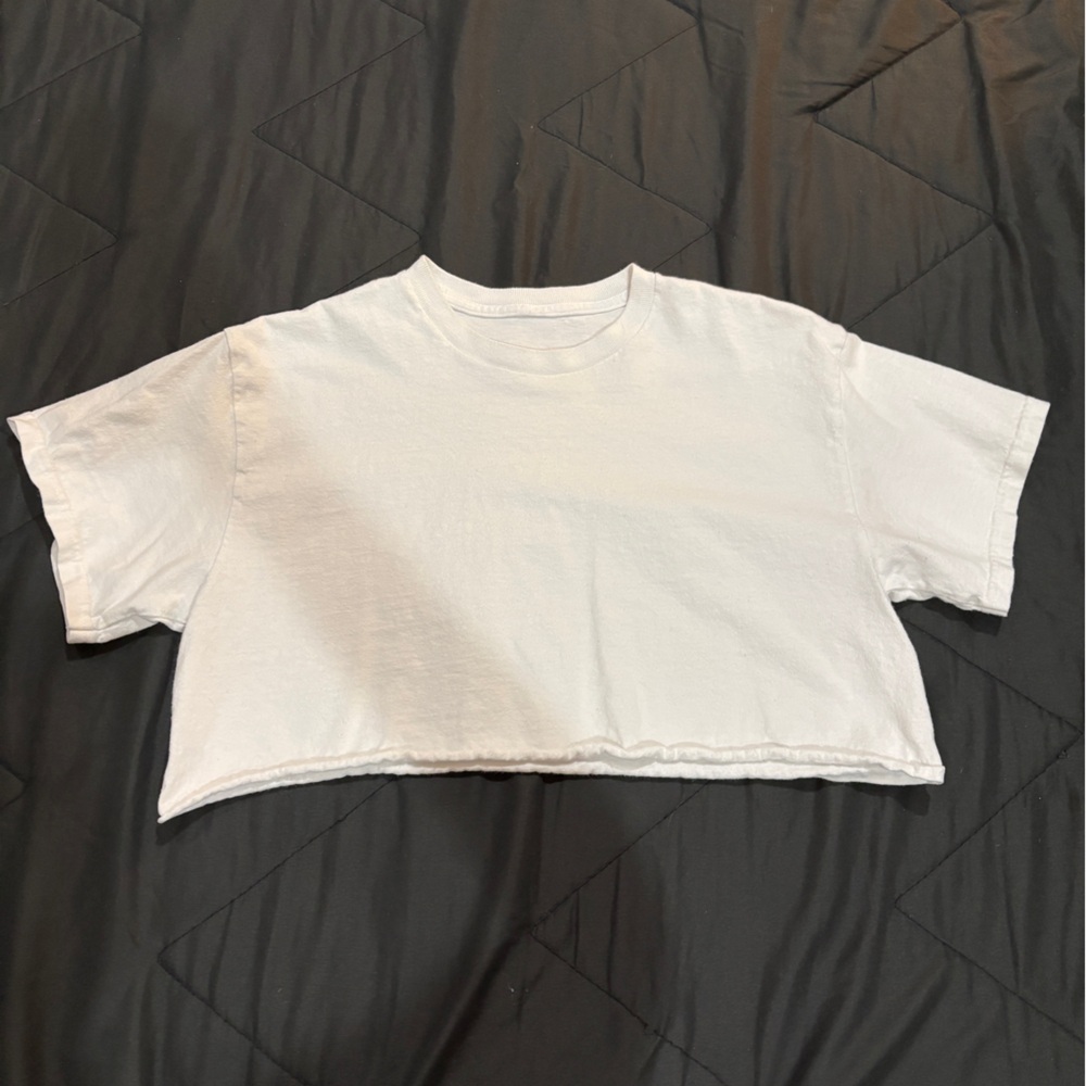 white cropped tee